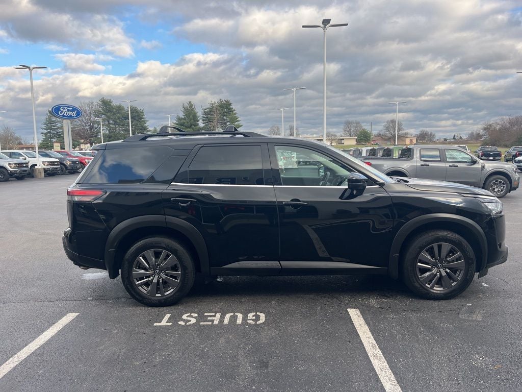 2023 Nissan Pathfinder SV